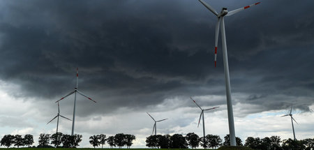 Genug Platz für Verschwörungsideologien: Ein Windpark in Branden...