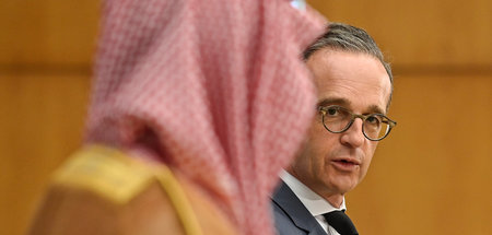 Heiko Maas (hinten) mit seinem saudischen Amtskollegen am Mittwo...