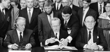 Der letzte Ministerpräsident der DDR, Lothar de Maizière (M.), b...