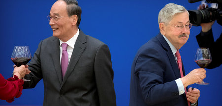 Chinas Vizepräsident Wang Qishan (l.) und Noch-US-Botschafter in...