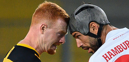 Da hilft auch kein Sturzhelm: Dynamo Dresden um Paul Will (l.) s...