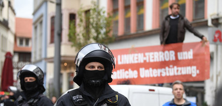 Polizisten im Herbst 2019 auf dem Marktplatz in Halle vor dem Ne...