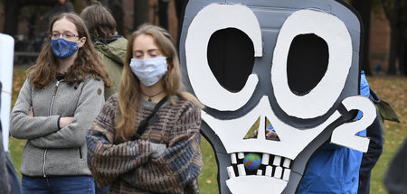 Tödlicher Treibhauseffekt: Teilnehmende einer Demonstration der ...