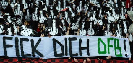 Hier dürften viele Fußballfans zustimmen: Anhänger des 1. FC Nür...