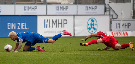 Markus Obernosterer von den Stuttgarter Kickers (l.) und von Era...