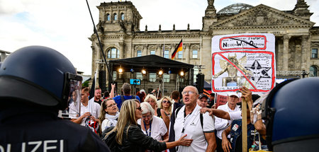 Dumm rumstehen: Teilnehmer einer Kundgebung gegen die Coronamaßn...