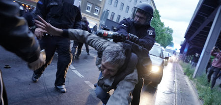 Ein Polizist geht am 1. Mai 2020 in Berlin gegen einen Demonstra...