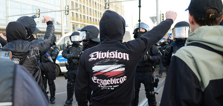 Hooligans und Nazikameradschaften mischten am Samstag in Leipzig...