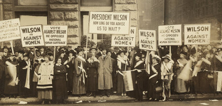 Langwieriger und zäher Kampf. Suffragetten protestieren im Oktob...