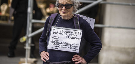 Sagen, was ist. Teilnehmerin des Frauenstreiks am 8. März 2020 i...