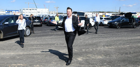 Lässt sich feiern wie ein Star: Elon Musk besucht die Baustelle ...