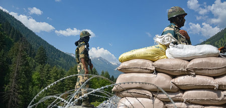 Indische Grenzsoldaten an einem Checkpoint