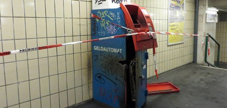 Auch Geldklau ist Handwerk: Gesprengter Bankomat in der Vorhalle...