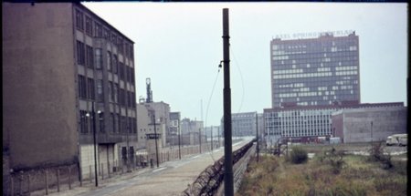 Mittlerweile ist es etwas güldener: Das Springer-Hochhaus in Wes...