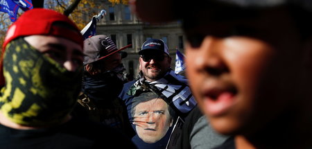 Stachelt das Trump-Volk auf der Straße auf: Tucker Carlson wird ...