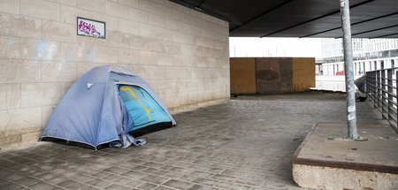 Menschen in die totale Mittellosigkeit bis unter die Brücke sank...