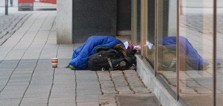 Im Stich gelassen: Obdachlose Menschen stehen für die Regierende...