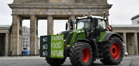 Bauern protestieren am 29. Januar 2021 mit ihren Traktoren vor d...