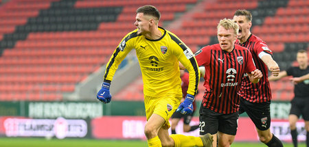 Seltenes Bild: Torwart Buntic (FC Ingolstadt) versenkt den Ball ...