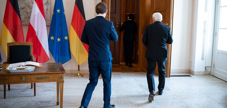 Sebastian Kurz und Frank-Walter Steinmeier gehen ins Hinterzimme...