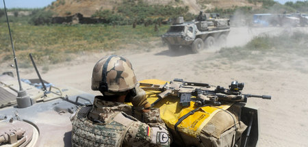 Bundeswehr-Soldaten in gepanzerten Fahrzeugen bei Kundus (19.8.2...