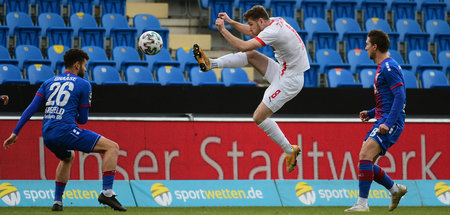 Wechselhaft wie das Wetter: Zwickaus Leon Jensen im Spiel gegen ...