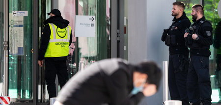 Auf die Seinen gibt man acht: Deutsche Polizisten vor Berliner C...