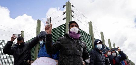 Weiterreise auf das Festland gefordert: Rund 700 Geflüchtete aus...