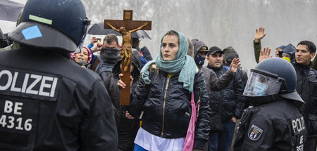 Ein Kreuz mit der Gesinnung (»Querdenker«-Proteste in Berlin, 18...