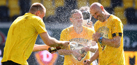 Dresdens Sebastian Mai, Chris Löwe und Trainer Alexander Schmidt...