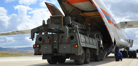 Ein »S-400«-Luftabwehrsystem wird in Ankara aus einem Flugzeug e...