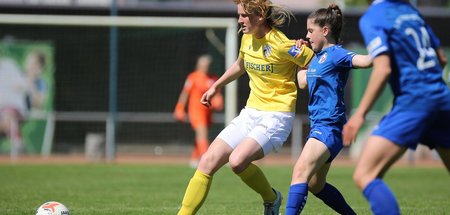 Deutscher Meister: FC Carl Zeiss Jena (gelbe Trikots, hier im Sp...