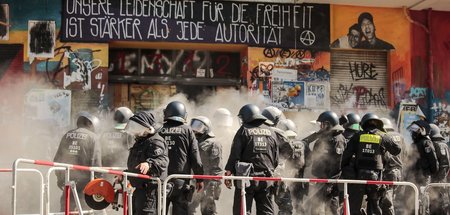 Einsatz für den Eigentümer: Polizisten vor dem Haus in der Rigae...