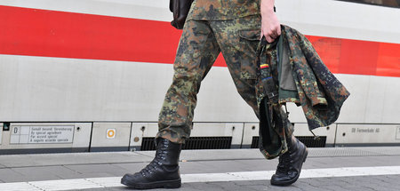 Augenkrebs im Zug: Soldaten in Uniform dürfen kostenlos mit der ...