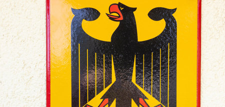 Der Bundesadler beginnt, sich gegen Facebook und Co. zu sträuben...