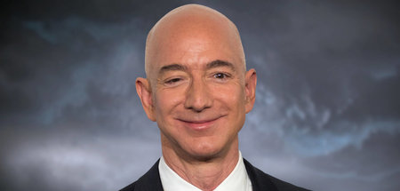 Amazon-Boss Jeffrey Bezos begutachtet aus dem All die Machenscha...