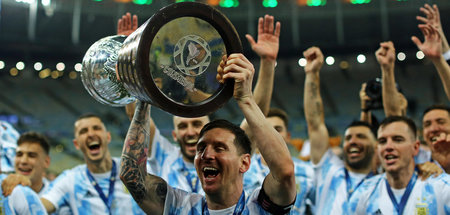 Er hält ihn fest: Argentiniens Linonel Messi nach dem gewonnenen...