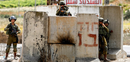 Haben keine Hemmungen, scharf zu schießen: Israelische Soldaten ...