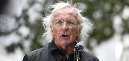 Der australische Filmemacher und Schriftsteller John Pilger nimm...