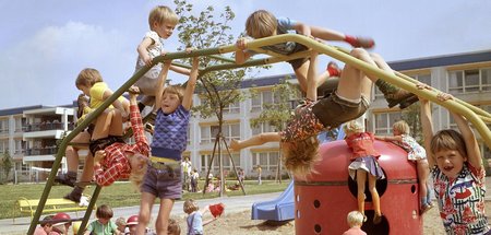 Spielplatz eines Kindergartens in der Hauptstadt der DDR (Juli 1...