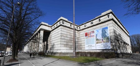 Hitlers »Haus der Kunst« in München überstand, gut getarnt, rela...