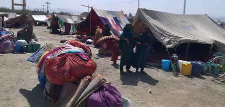 Afghanische Familien in einem Zeltlager am Rande von Chaman, ein...