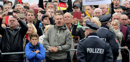 Demonstration mit Anti-Merkel-Plakaten bei den Einheitsfeiern am...