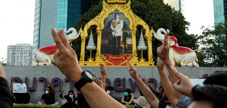 Demonstranten in Bangkok fordern Veränderungen in der Monarchie ...