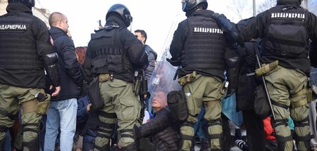 Serbische Umweltaktivisten blockieren am Sonnabend in Belgrad ei...