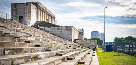 Lädt immer noch zum Stolpern ein: Tribüne am Zeppelinfeld auf de...