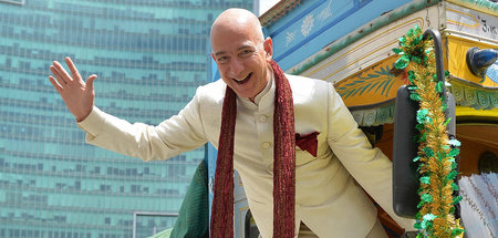 Ein Gruß an arme Schlucker: Amazon-Boss Jeffrey Bezos sitzt auf ...