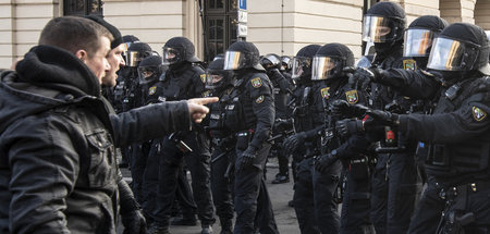 Teilnehmer einer »Friedenswanderung« aus Protest gegen die Coron...