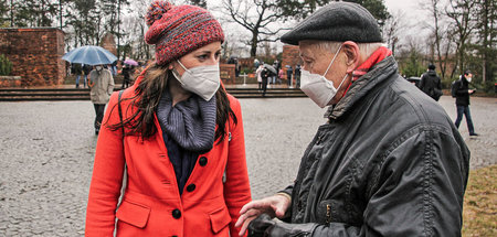 Janine Wissler und Hans Modrow auf dem Friedhof der Sozialisten ...