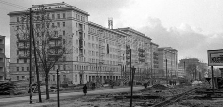 Hohes Bautempo: Wohnblock an der damaligen Stalinallee im Jahr 1...